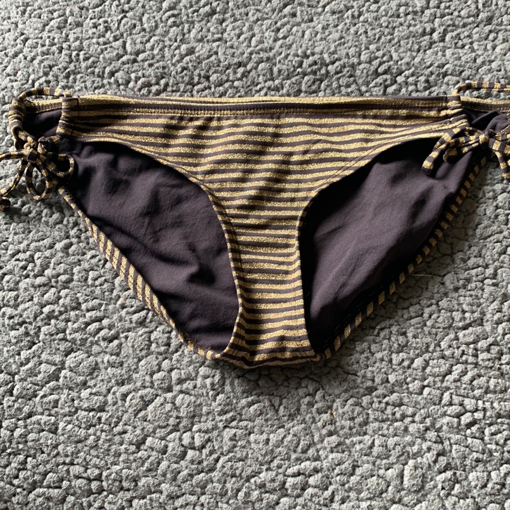 Bikini - Picture 7 of 9